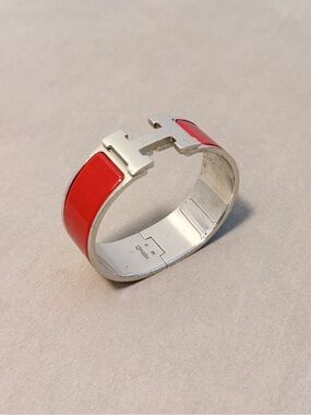 Hermès Clic Clac H bracelet in red enamel with palladium-plated hardware